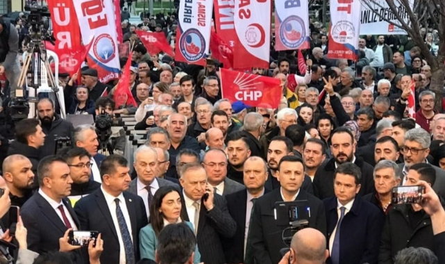 Bursalılar Büyükşehir Belediyesi önünde toplandı!