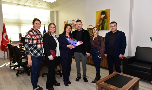 Büyükşehir'den kadın çalışanlara çiçek jesti