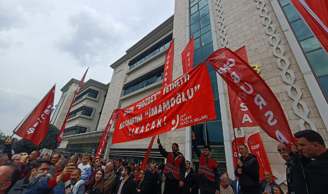 CHP Bursa İl Başkanlığı, partililer ve vatandaşlar Büyükşehir Belediyesi önünde toplanıyor