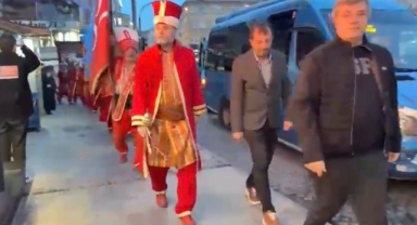 Davetli oldukları iftara mehter takımı ile gittiler