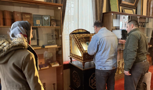 Emirsultan Türbesin’deki sakal-ı şerife ziyaretçi akını