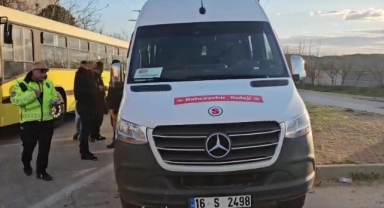 Fenalaşan servis şoförü kaldırıma çıkıp güçlükle durabildi