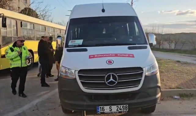 Fenalaşan servis şoförü kaldırıma çıkıp güçlükle durabildi