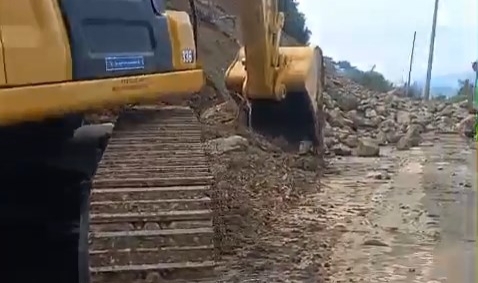 Gemlik-Mudanya yolu heyelan sebebiyle kapandı