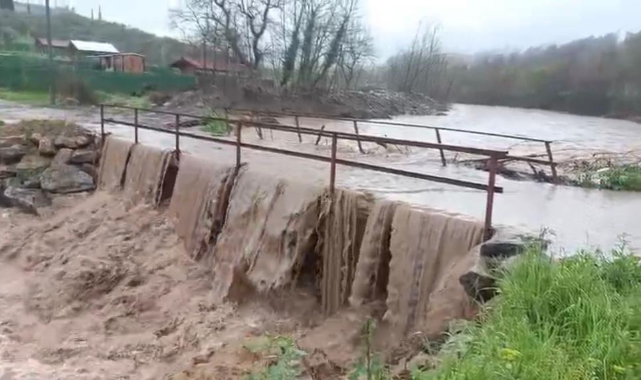 Gemlik'te aşırı yağışlar köprüyü trafiğe kapattı