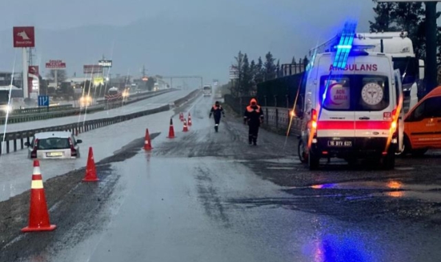 Gemlik'te su birikintisine giren otomobil mahsur kaldı