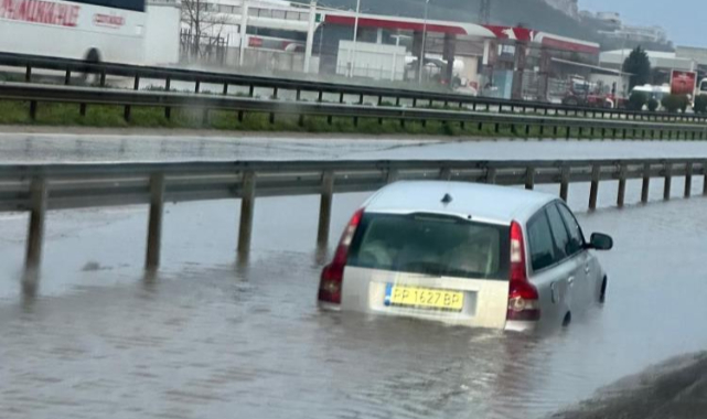Gemlik'te su birikintisine giren otomobil mahsur kaldı
