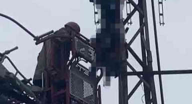 Hırsızlık için çıktığı elektrik direği sonu oldu