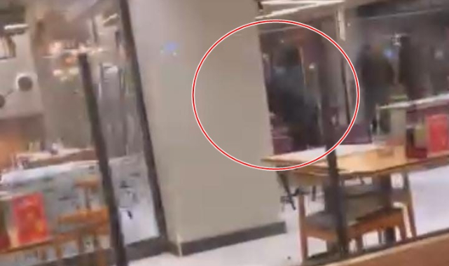 İki grup birbirine girip restoranı savaş alanına çevirdiler