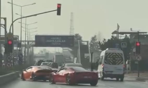 İki süper spor otomobil trafik kurallarını hiçe saydı
