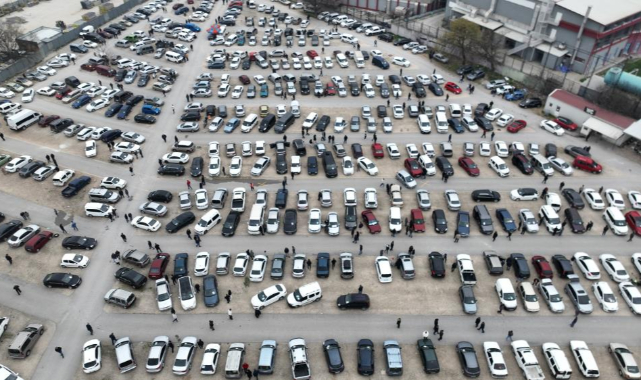 İkinci el oto pazarında buruk bayram