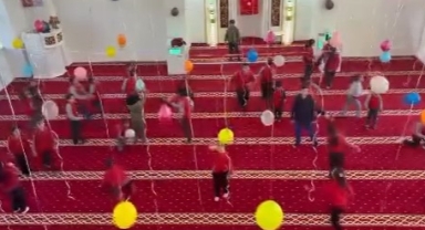 İmam ve eşinden çocuklar için camide renkli süsleme