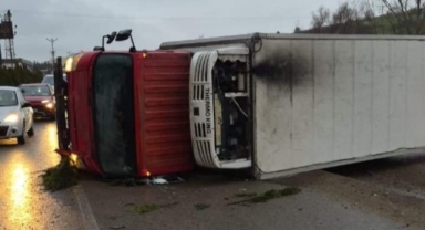 İnegöl'de devrilen komyon fabrikaya çarptı: 2 yaralı