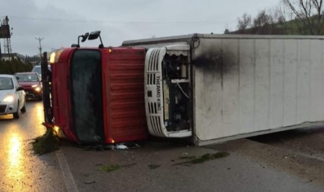 İnegöl'de devrilen komyon fabrikaya çarptı: 2 yaralı