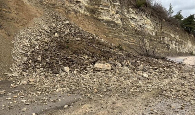 İnegöl'de heyelan yolu kapattı