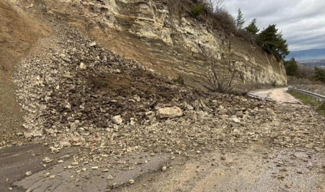 İnegöl'de heyelan yolu kapattı