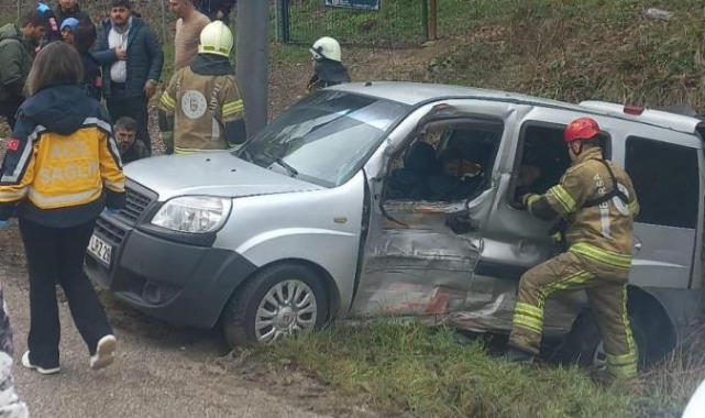 İnegöl'de kamyonet ile hafif ticari araç çarpıştı: 4 yaralı