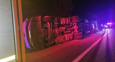 İnegöl'de kontrolden çıkan tır devrildi sürücü yara almadı