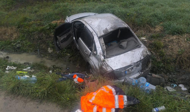 İnegöl'de taklalar atan otomobil tarlaya uçtu: 3 yaralı