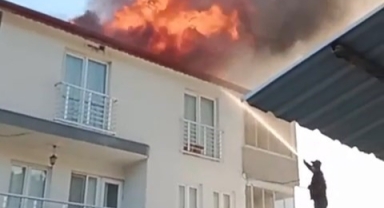 İznik'te evin çatısı küle döndü