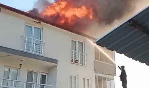 İznik'te evin çatısı küle döndü