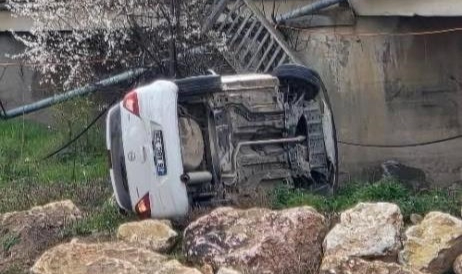 Kontrolden çıkan araç köprüden uçtu: 1 yaralı