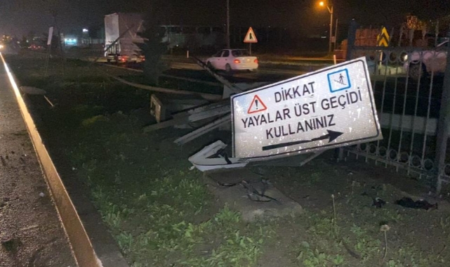 Kontrolden çıkan otomobil bariyerlere çarptı: 2 yaralı