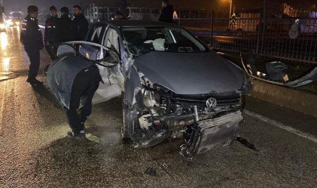 Kontrolden çıkan otomobil bariyerlere çarptı: 2 yaralı