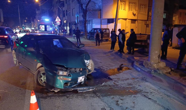 Kontrolden çıkan otomobil direğe çarptı: 3 yaralı