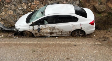 Kontrolden çıkan otomobil istinat duvarına çarptı: 4 yaralı