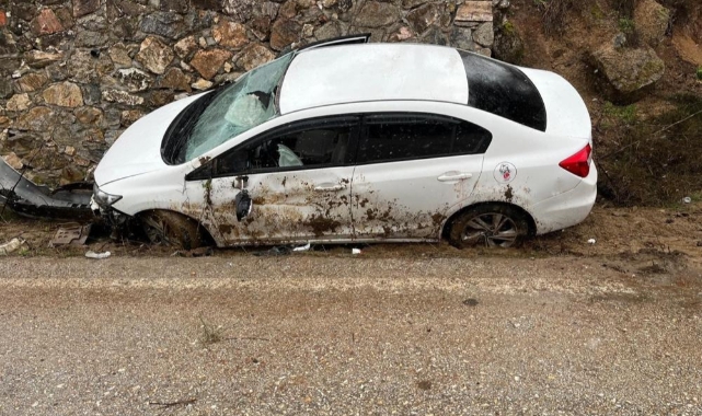 Kontrolden çıkan otomobil istinat duvarına çarptı: 4 yaralı