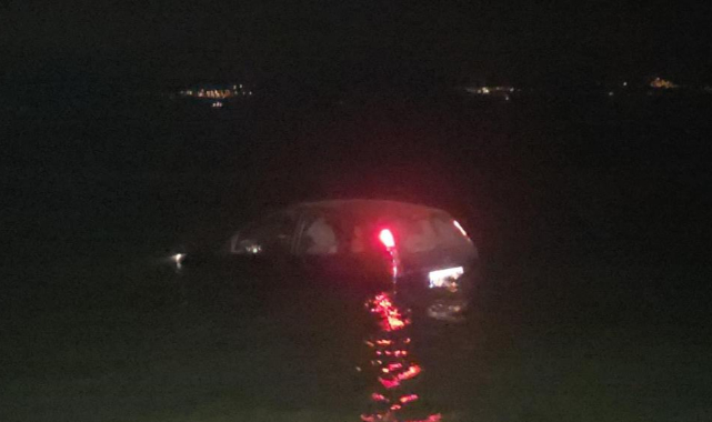 Kontrolden çıkan otomobil İznik Gölü'ne uçtu