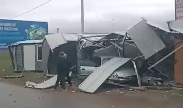 Kontrolden çıkan otomobil prefabrik yapıya girdi