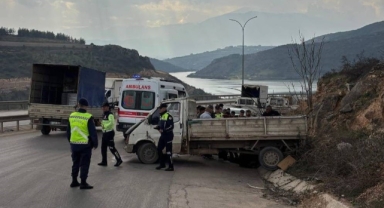 Kontrolü kaybeden kamyonet yoldan çıktı