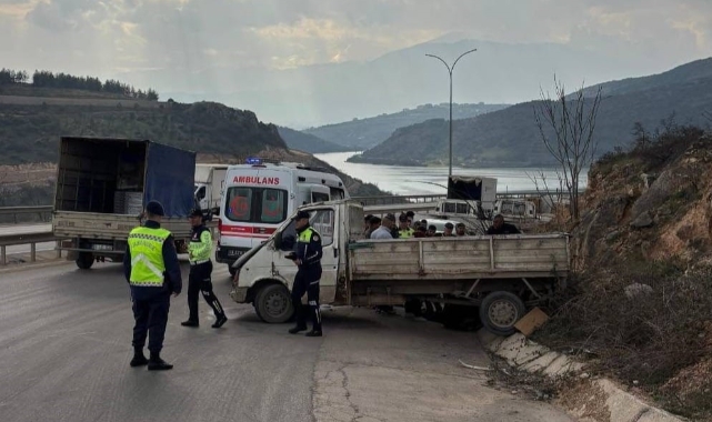 Kontrolü kaybeden kamyonet yoldan çıktı