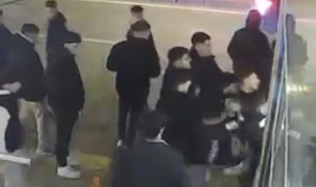 Konuşuyormuş gibi yapıp aniden saldırdı