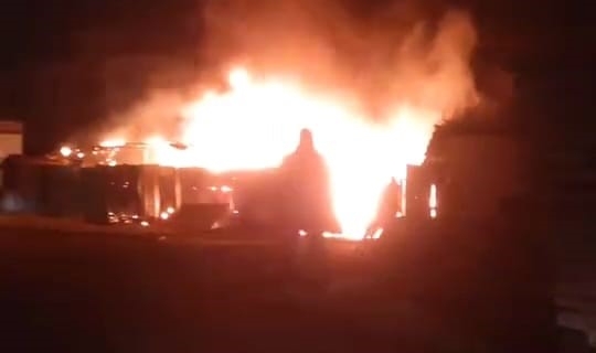 Küçük baş hayvan çiftliği alevlere teslim oldu