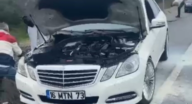 Lüks otomobil küle dönmeden söndürüldü