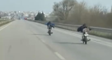 Motor üstünde yatarak tehlikeli yolculuk kamerada