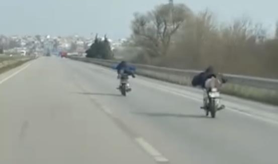 Motor üstünde yatarak tehlikeli yolculuk kamerada