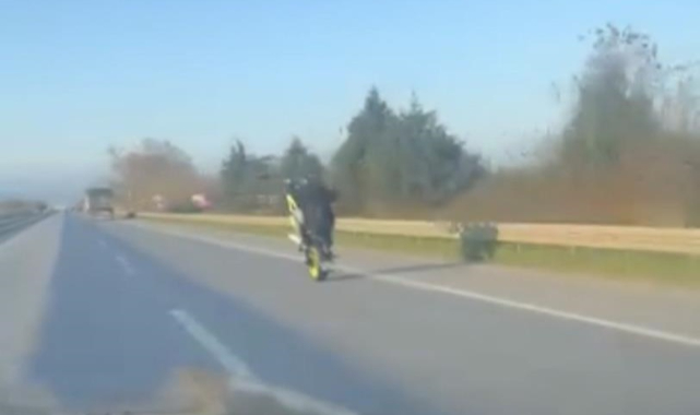 Motosiklet sürücülerinin tehlikeli yolculuğu kamerada