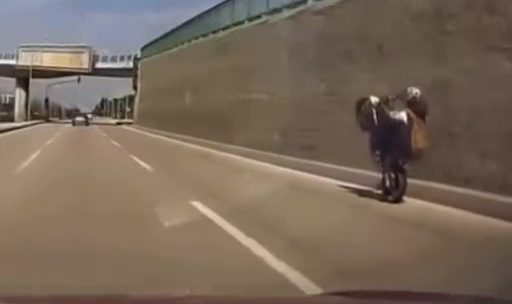 Motosikletin önünü kaldırarak metrelerce yol aldı