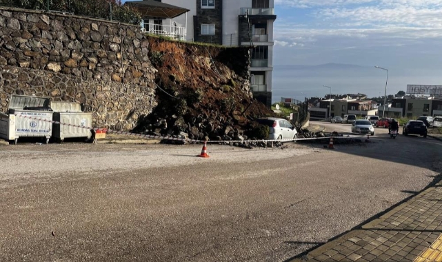 Mudanya'da yağmura dayanamayan istinat duvarı çöktü
