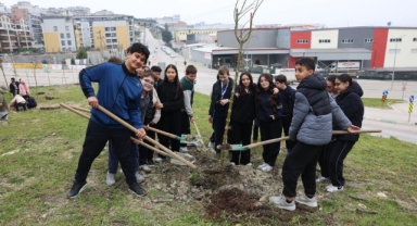 Nilüfer'de minikler doğa için fidan dikti