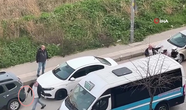 Otomobil sürücüsü motosikletliye copla saldırdı