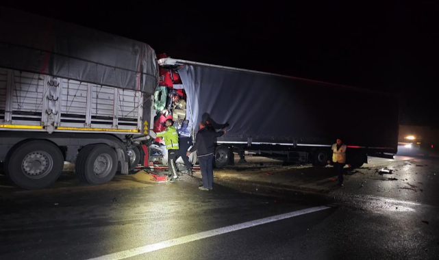 Otoyol'da seyir halinde 2 tır çarpıştı: 1 ölü