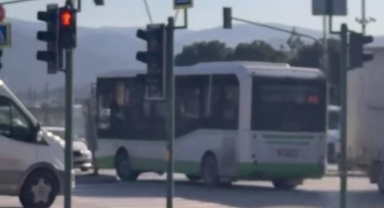 Özel halk otobüsü sücücüsü şeritleri karıştırdı