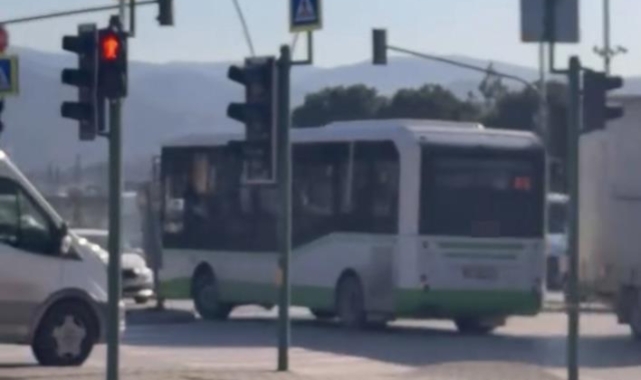 Özel halk otobüsü sücücüsü şeritleri karıştırdı