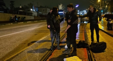 Su birikintisine giren motosikletli yere kapaklandı