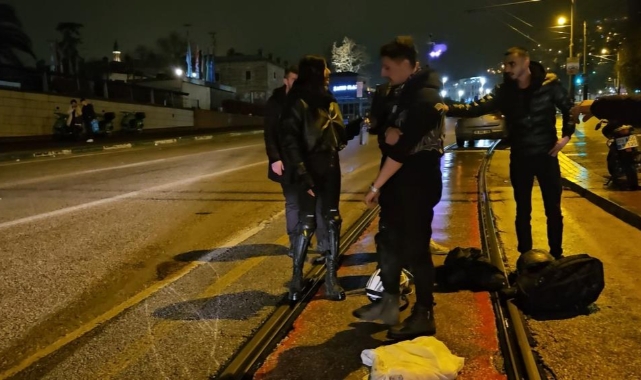 Su birikintisine giren motosikletli yere kapaklandı